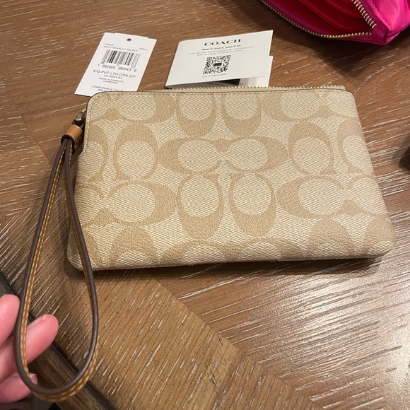 SALE PRICE FIRM NWT COACH WRISTLET - Sig PVC Light Cream Zip w/ Coach paper bag - Picture 4 of 5